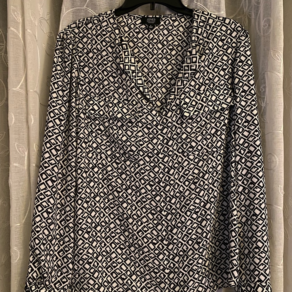 Long sleeve, white & black short v blouse